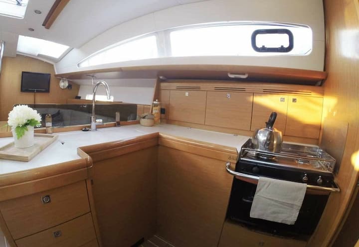 Sailboat Jeanneau Sun Odyssey 42DS (2011) for Charter - Lefkada | #11283 - 8
