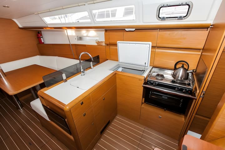 Sailboat Jeanneau Sun Odyssey 379 (2012) for Charter - San Miguel de Abona | #11673 - 8