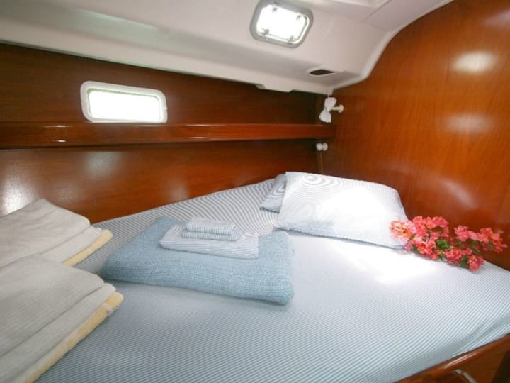 Sailboat Beneteau Oceanis 41 (2000) for Charter - St Vincent | #11774 - 7