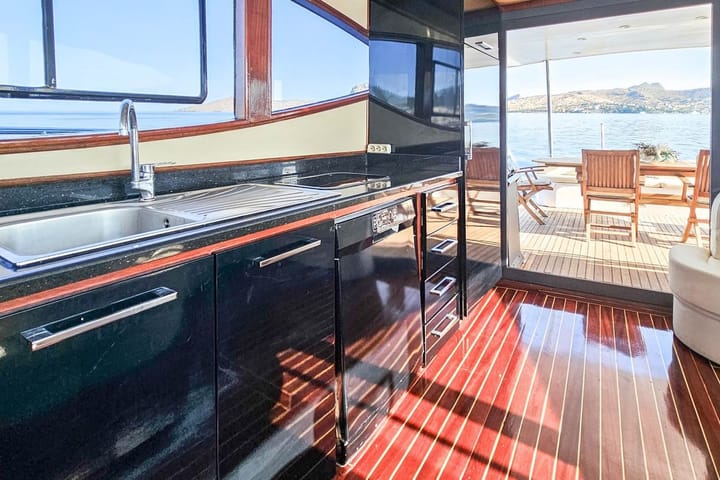   Fait sur mesure   Yacht à moteur   (2026)  pour Charter  | # 12138  - 10