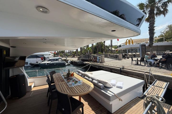   Fait sur mesure   Yacht à moteur   (2026)  pour Charter  | # 12138  - 4