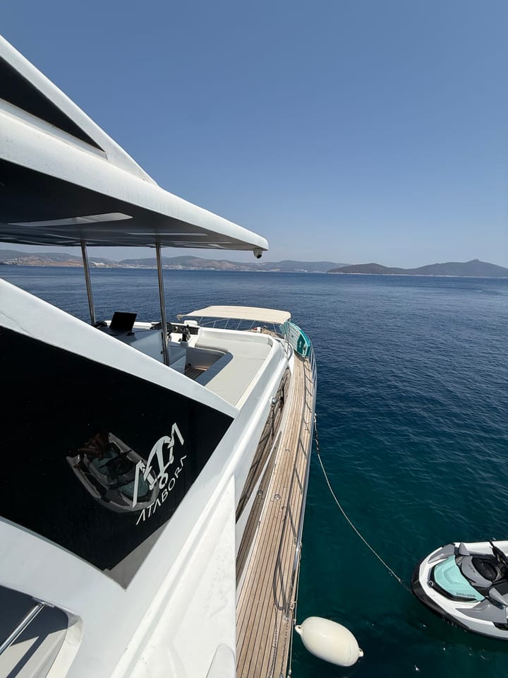   Fait sur mesure   Yacht à moteur   (2026)  pour Charter  | # 12138  - 14