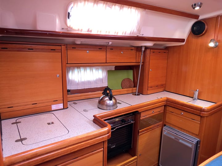 Sailboat Bavaria  42 Cruiser (2008) for Charter - Lavrion | #13009 - 9