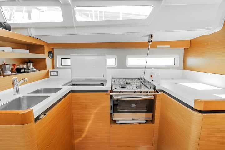 Voilier Jeanneau Sun Odyssey 490 (2020) pour Charter - Kos | #13491 - 12