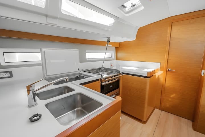 Voilier Jeanneau Sun Odyssey 490 (2020) pour Charter - Kos | #13491 - 11