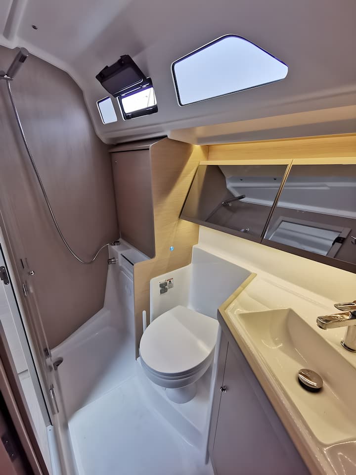  Barca a vela Beneteau Oceanis 40.1 (2021) per Noleggio, overcloccabile Arzon | #13657 - 13