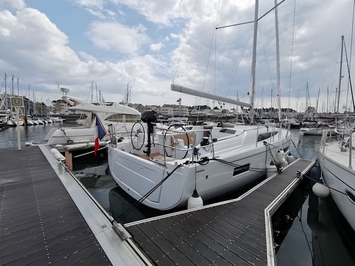  Barca a vela Beneteau Oceanis 40.1 (2021) per Noleggio, overcloccabile Arzon | #13657 - 3