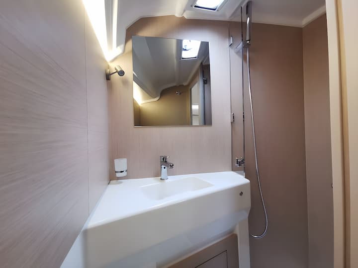  Barca a vela Beneteau Oceanis 40.1 (2021) per Noleggio, overcloccabile Arzon | #13657 - 12