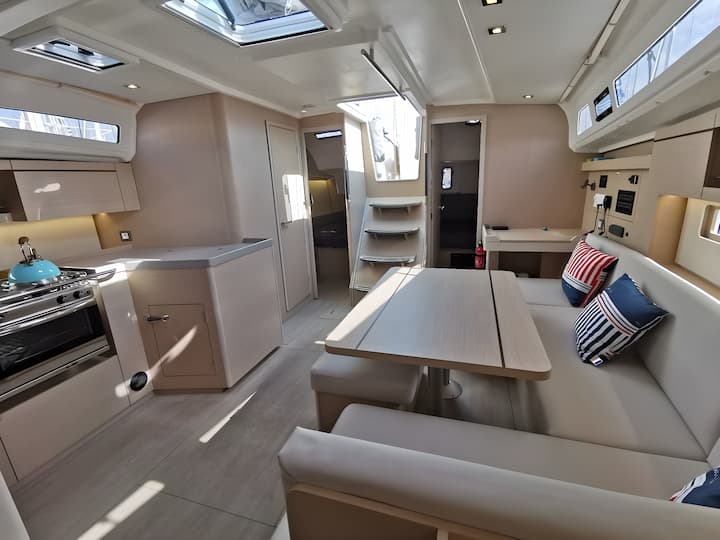  Barca a vela Beneteau Oceanis 40.1 (2021) per Noleggio, overcloccabile Arzon | #13657 - 5