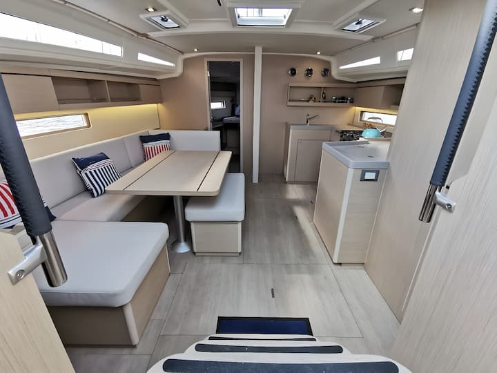  Barca a vela Beneteau Oceanis 40.1 (2021) per Noleggio, overcloccabile Arzon | #13657 - 4