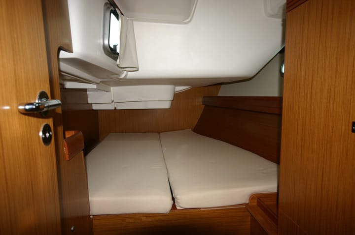 Sailboat Jeanneau Sun Odyssey 42i (2008) for Charter - Portisco | #1414 - 9