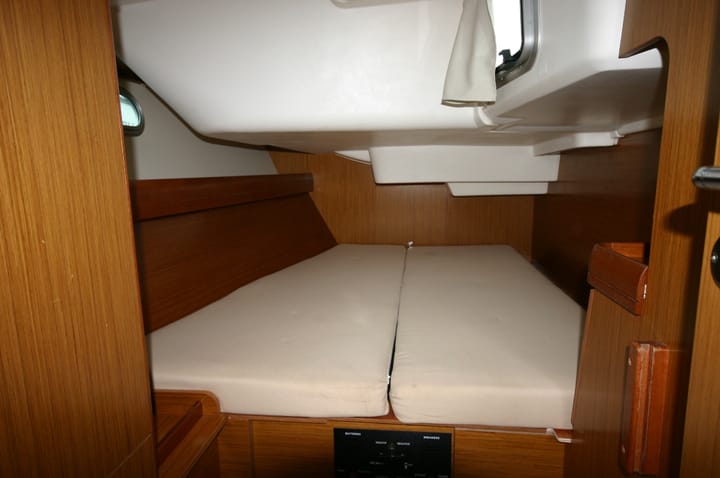 Sailboat Jeanneau Sun Odyssey 42i (2008) for Charter - Portisco | #1414 - 11