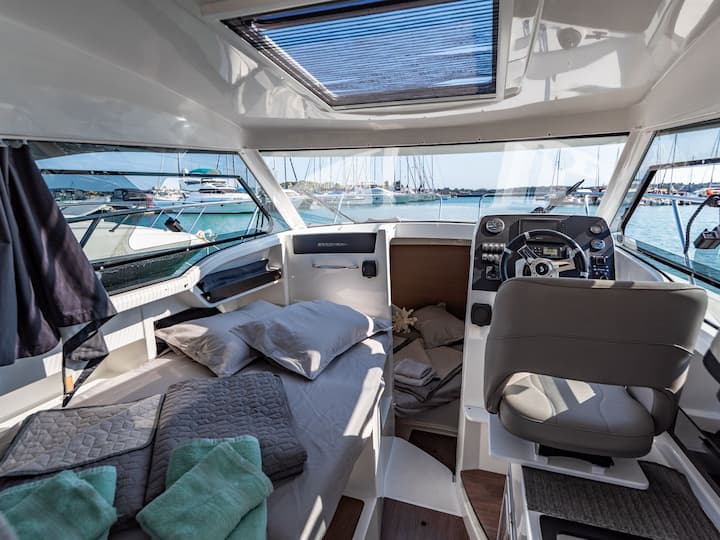  Lancha motora Beneteau Antares 8  (2017) para Charter - Pula | #14422 - 2