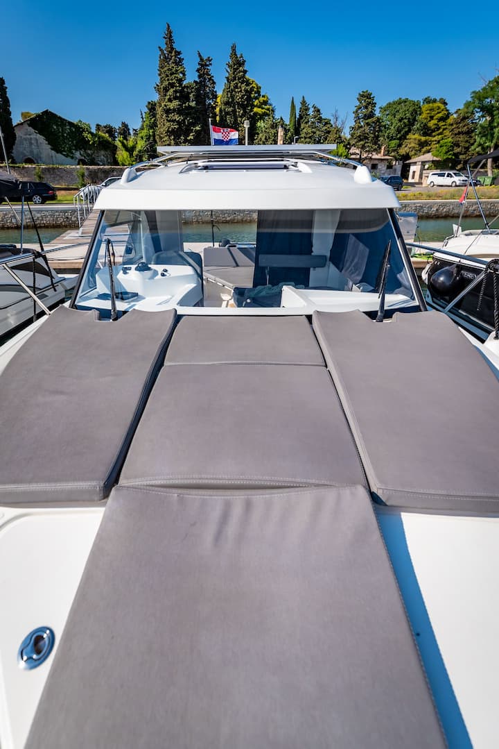  Lancha motora Beneteau Antares 8  (2017) para Charter - Pula | #14422 - 4