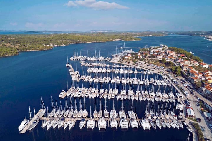 Sailboat Beneteau Oceanis 60 (2015) for Charter - Šibenik | #16295 - 18