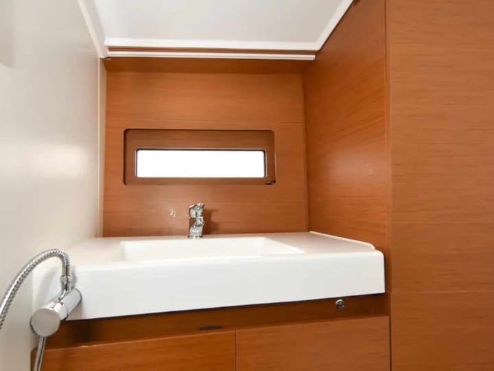 Sailboat Jeanneau Sun Loft 47 (2020) for Charter - Bormes-les-Mimosas | #16513 - 9