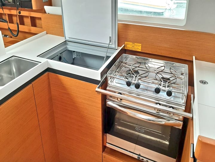 Segelboot Jeanneau Sun Odyssey 410 (2020) für Charter - Bormes-les-Mimosas | #16609 - 2