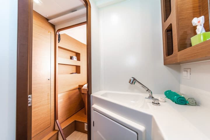  Catamaran Lagoon  42 (2021) voor Charter - Athene | #16879 - 22