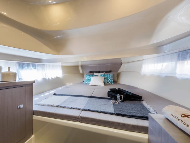 Motorboat Invictus 240CX (2019) for Charter - Makarska | #19509 - 2