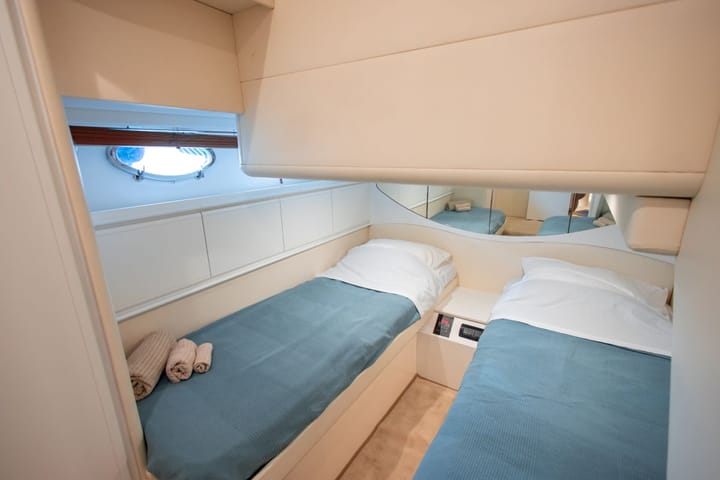 Motor Yacht Pershing Pershing 52 (2002) for Charter - Piraeus | #20823 - 24