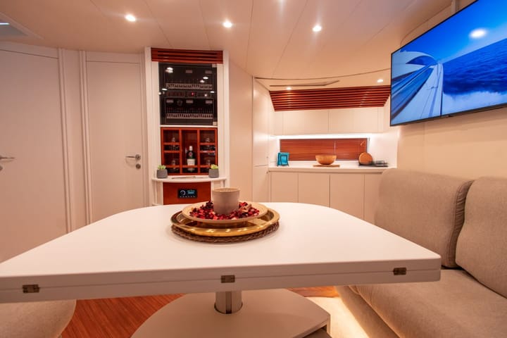 Motor Yacht Pershing Pershing 52 (2002) for Charter - Piraeus | #20823 - 5