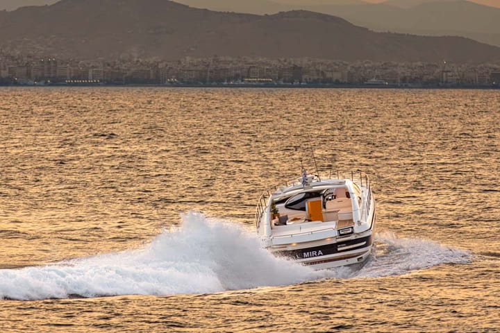 Motor Yacht Pershing Pershing 52 (2002) for Charter - Piraeus | #20823 - 10