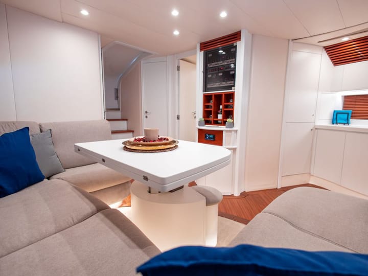Motor Yacht Pershing Pershing 52 (2002) for Charter - Piraeus | #20823 - 2