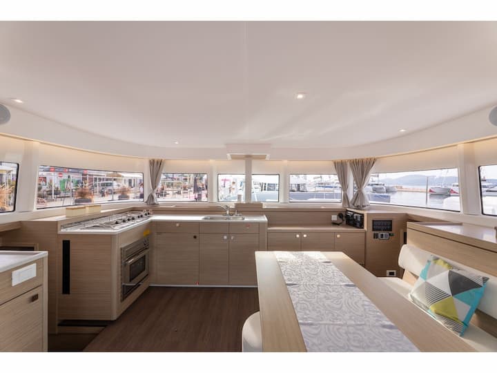 Gesplitst 13.92 m Voor Charter Catamaran - #23207 - 2
