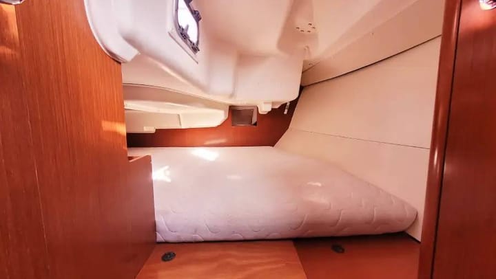 Sailboat Beneteau Oceanis 31 (2011) for Charter - Saint-Quay-Portrieux | #23634 - 4