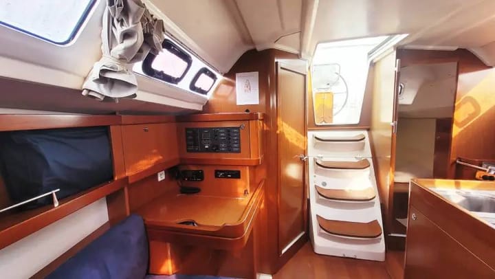 Sailboat Beneteau Oceanis 31 (2011) for Charter - Saint-Quay-Portrieux | #23634 - 14