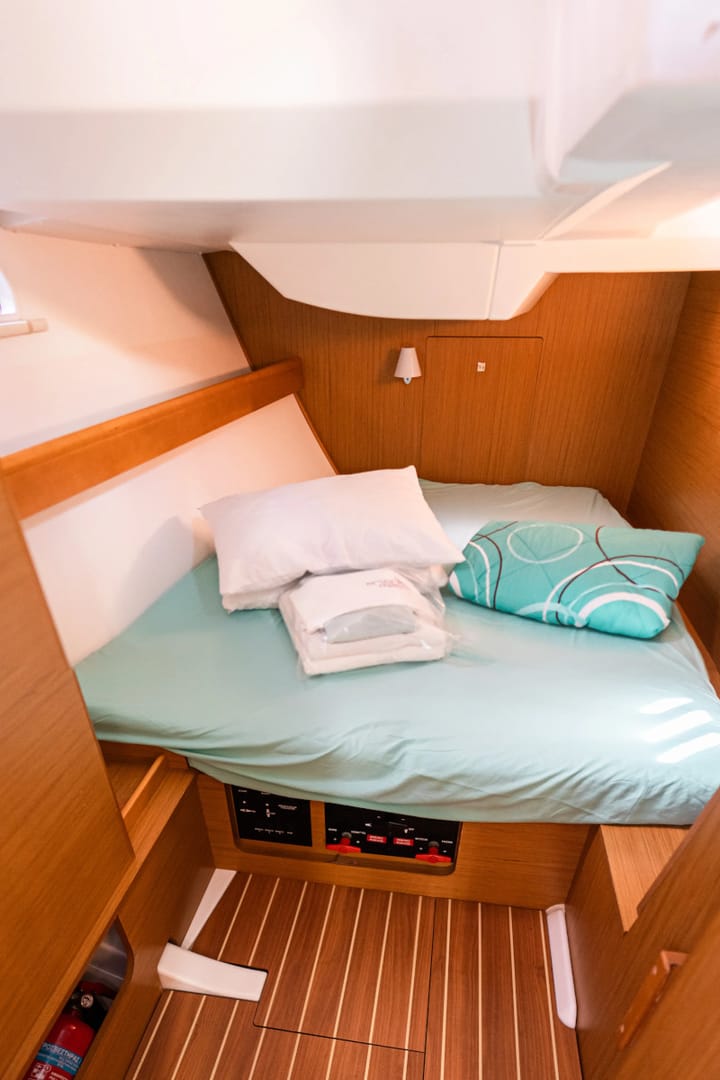 Sailboat Jeanneau Sun Odyssey 42DS (2010) for Charter - Lefkada | #24482 - 8