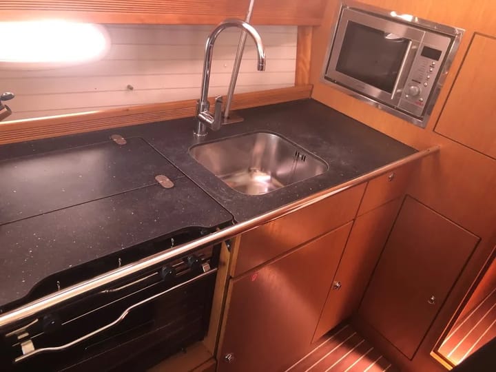  Velero Bavaria 43 Cruiser (2009) para Charter - Nea Peramos - Attica | #2714 - 2