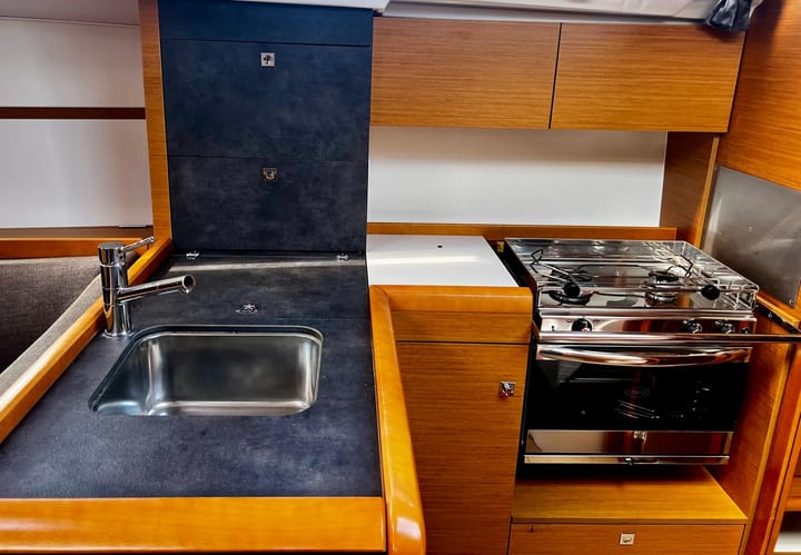  Zeilboot Jeanneau Sun Odyssey 349 (2015) voor Charter - Vigo | #27162 - 9