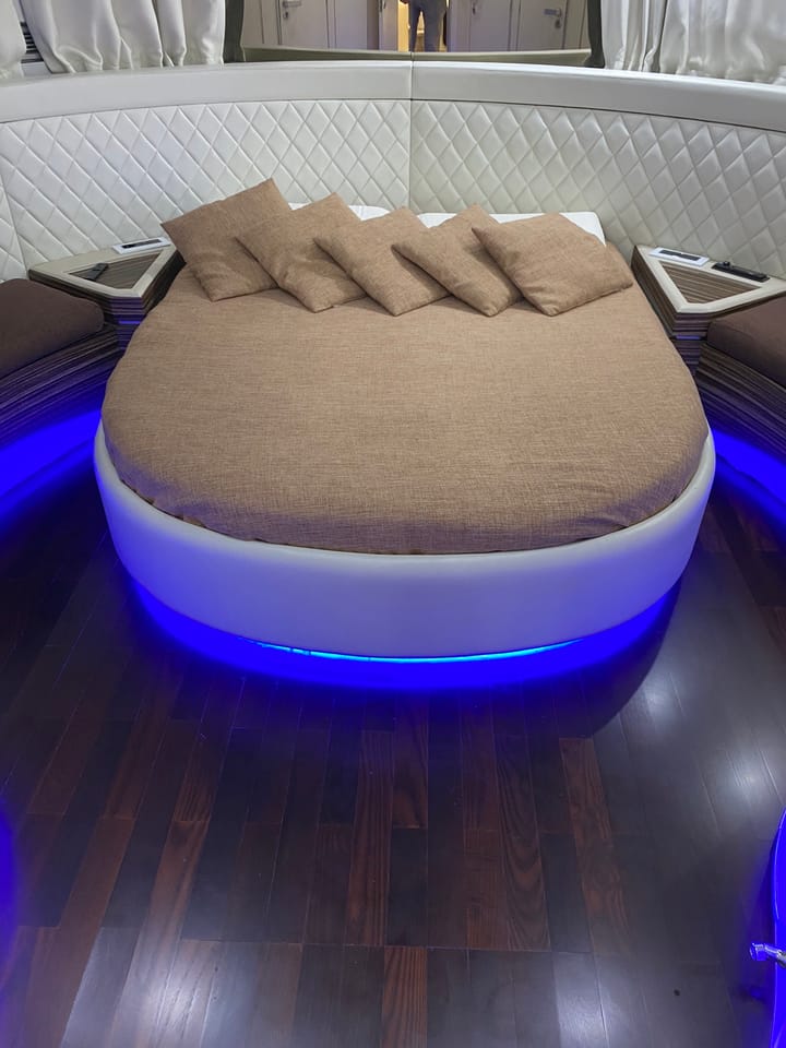 Fait sur mesure Yacht à moteur (1992) for Charter - Salerne | #27827 - 17