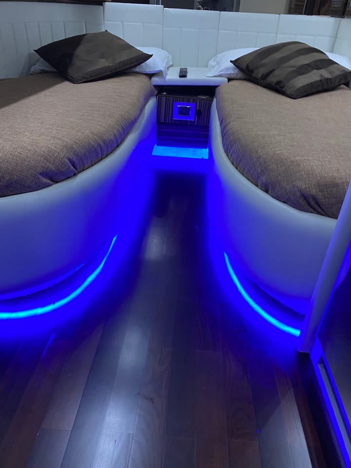 Fait sur mesure Yacht à moteur (1992) for Charter - Salerne | #27827 - 4