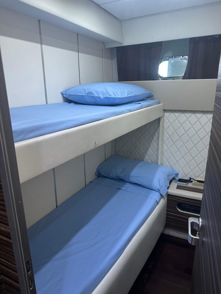 Fait sur mesure Yacht à moteur (1992) for Charter - Salerne | #27827 - 15