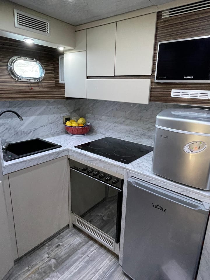 Fait sur mesure Yacht à moteur (1992) for Charter - Salerne | #27827 - 6