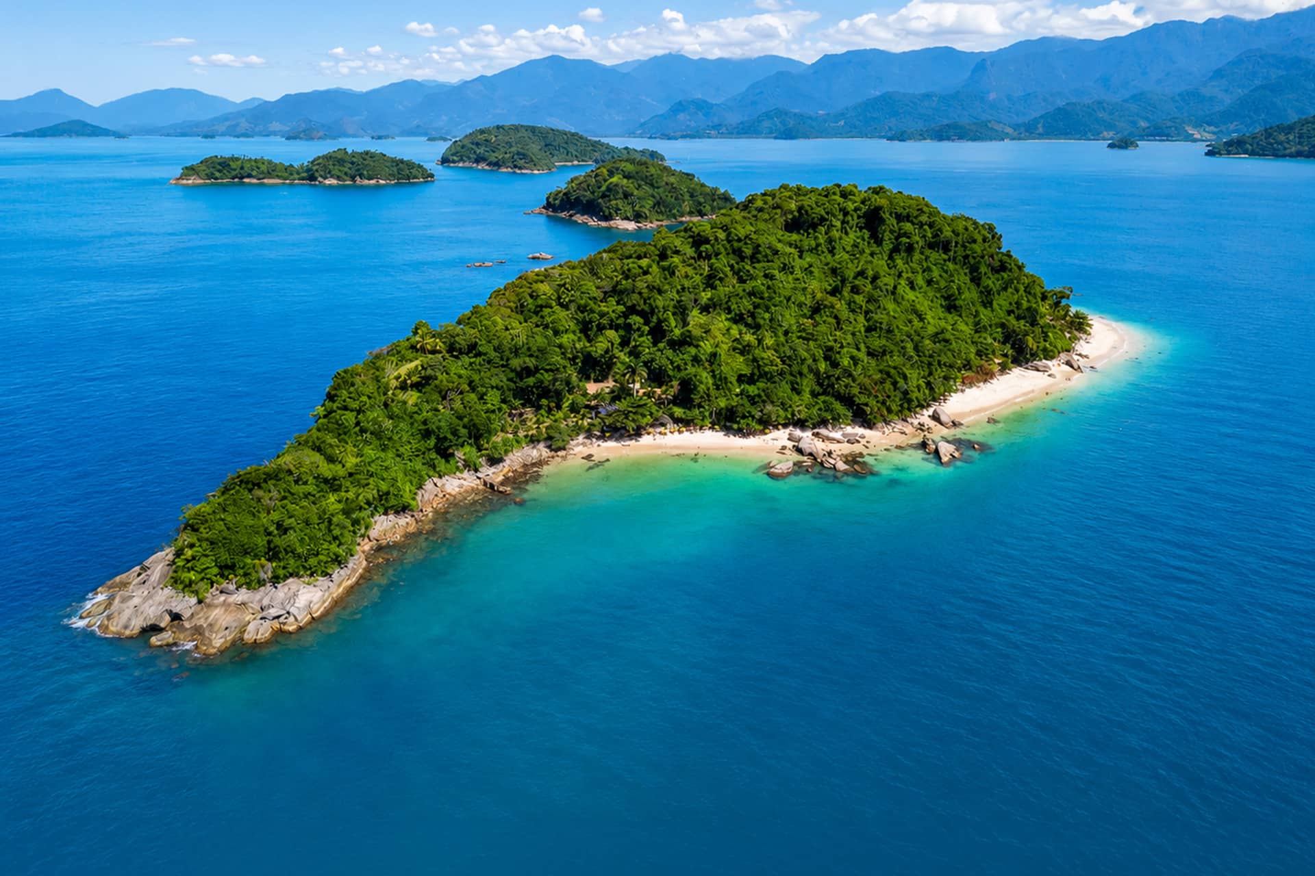 Boat rental in Paraty – boats for rent in the bays of Paraty