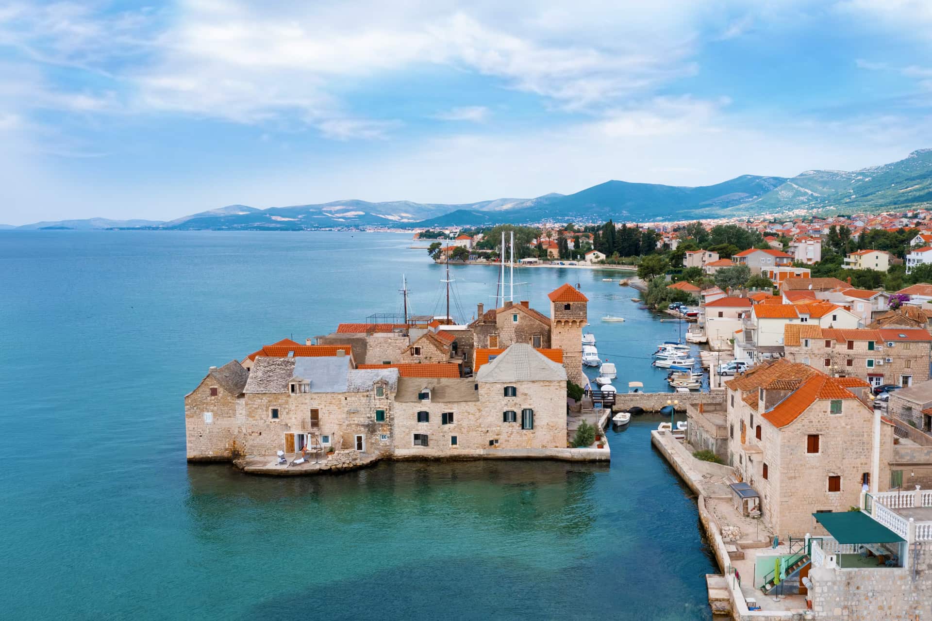 Kaštel Gomilica tekne kiralama Kaštel Gomilica tekne kiralama – Kaštel Gomilica koylarında kiralık tekneler