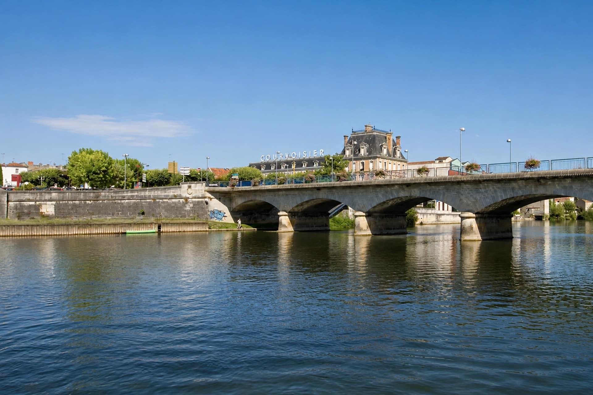 Location de bateaux à Jarnac – bateaux à louer dans les baies de Jarnac