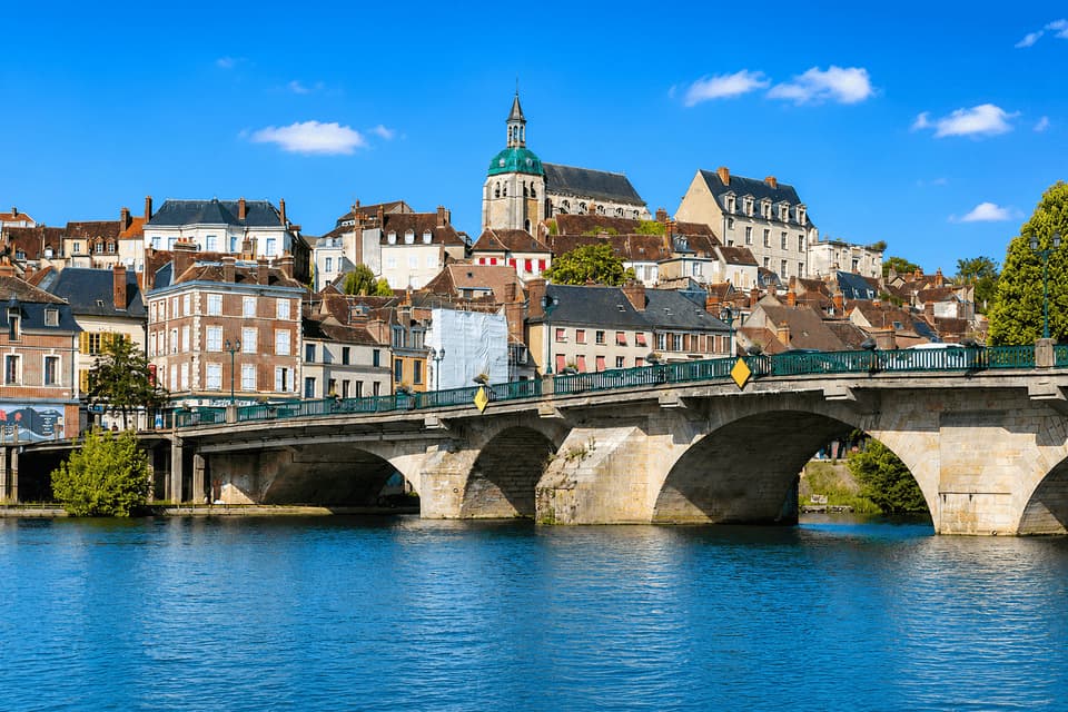 Joigny, Fransa tekne kiralama