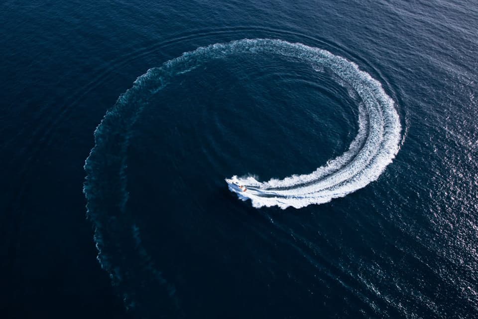 Hourly motorboat rentals in Bebek