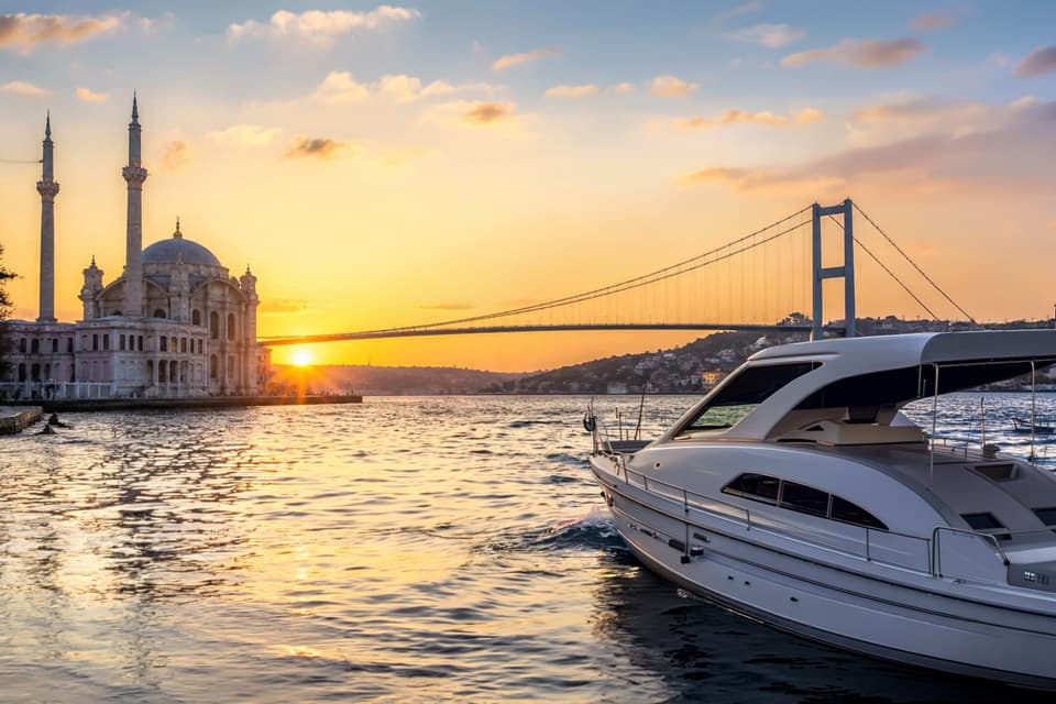 Zonsondergangstocht met motorjachten in Fethiye