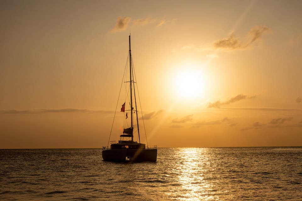 Paseo al atardecer en catamarán en Gocek